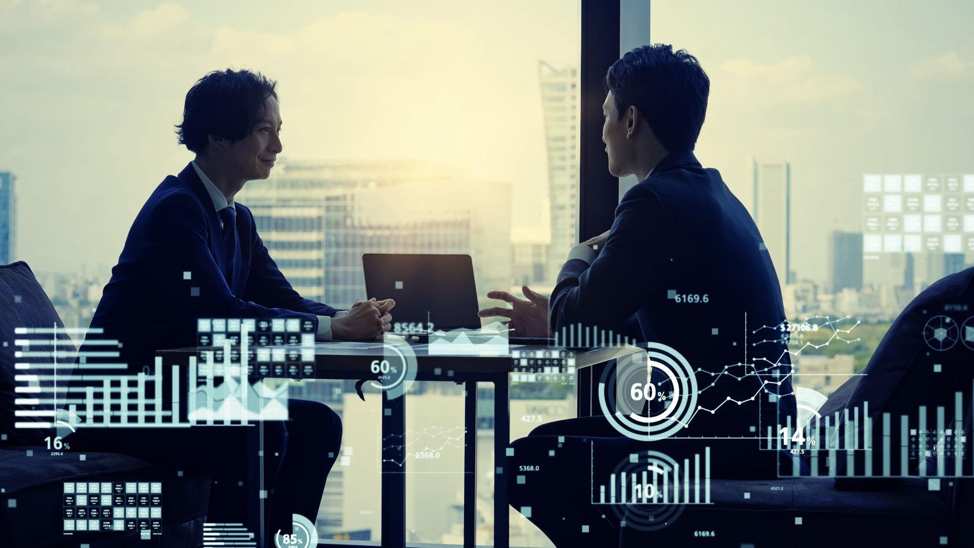 Empresarios dándose la mano y varios gráficos. Estadísticas de concepto de negocio. marketing. análisis.